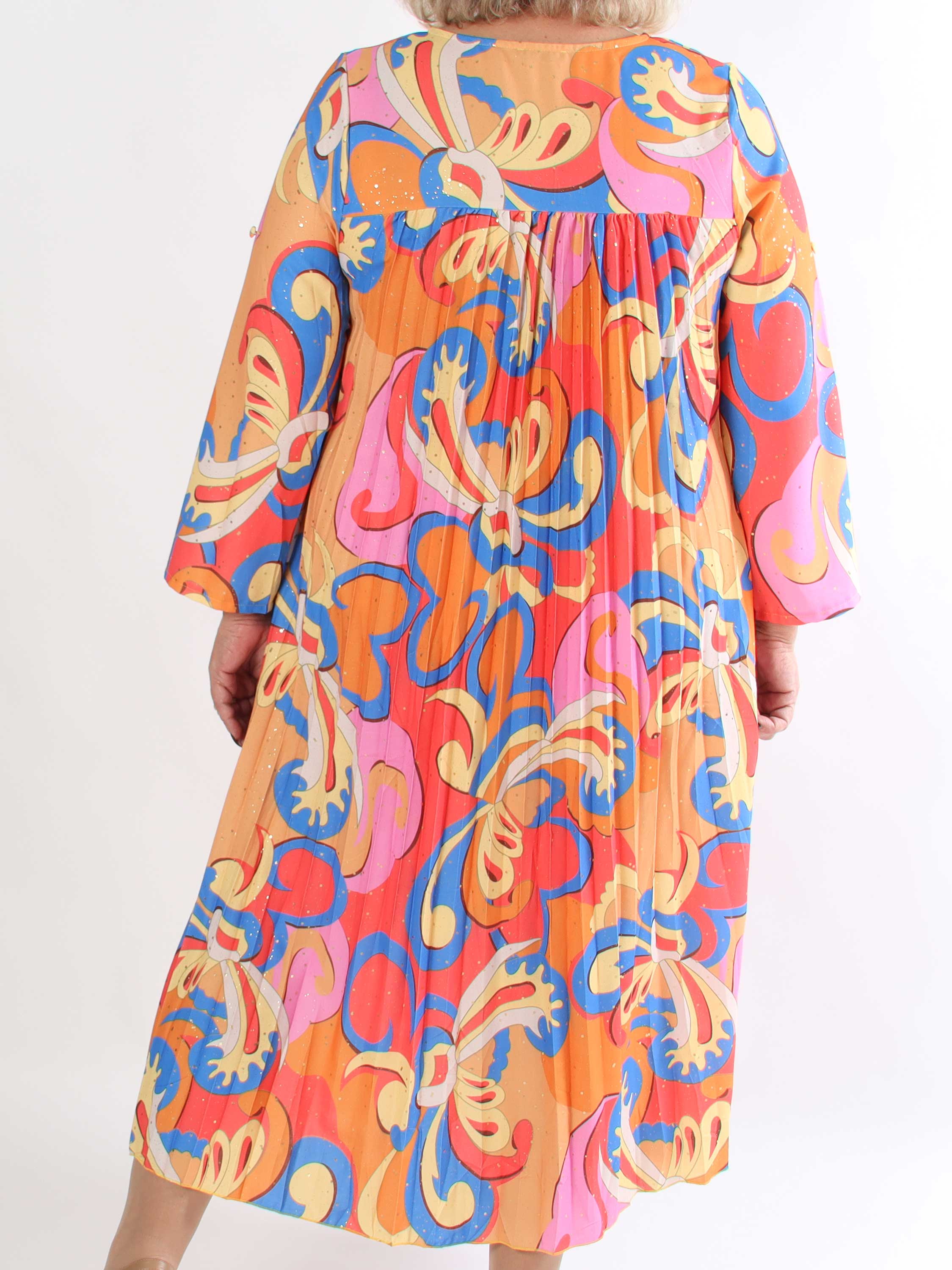 Nannie Retro - Lang plisseret plus size kjole i flerfarvet mønster